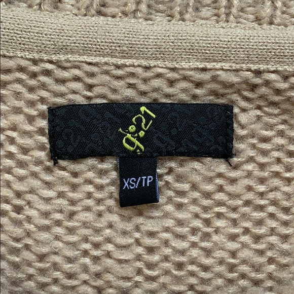 🌸2/$20🌸 Tan & Gold Knit Sweater - Picture 2 of 3